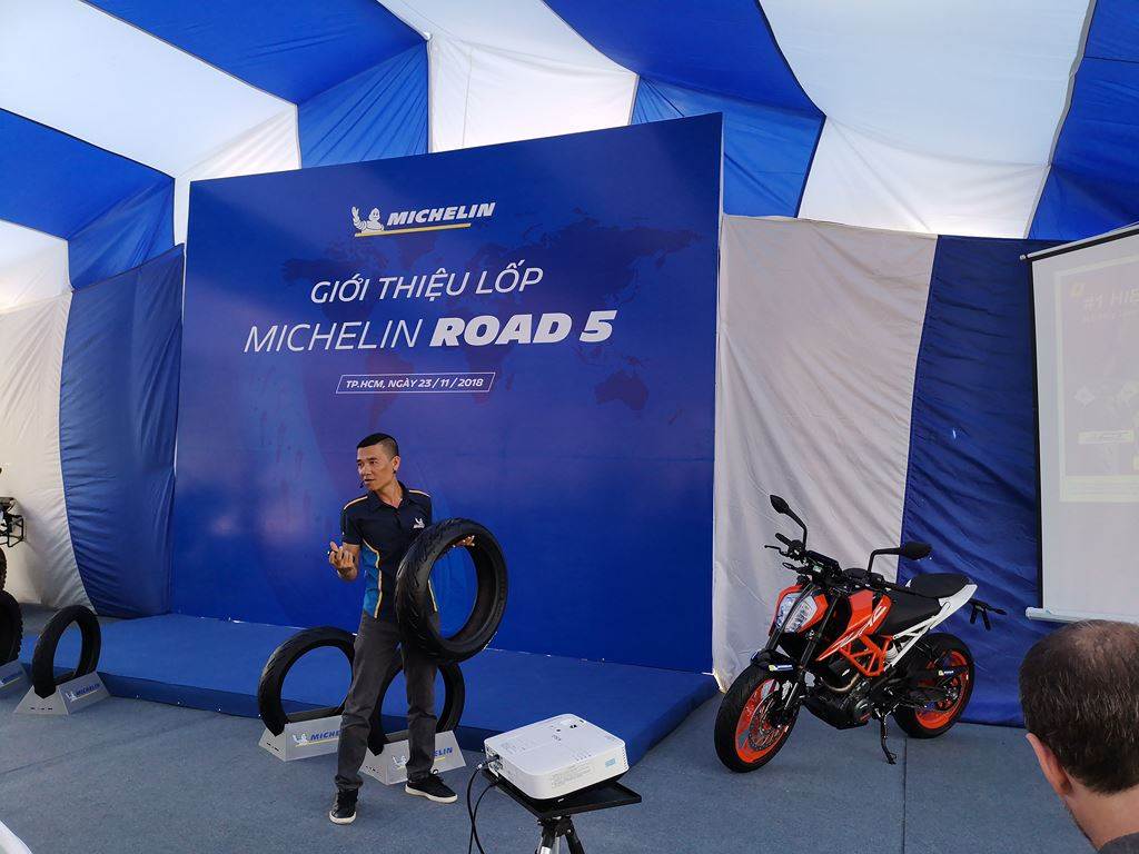 Michelin Road 5: Lốp xe giúp người lái tự tin hơn trên đường ướt lẫn khô ráo dù đã đi hơn 5000km