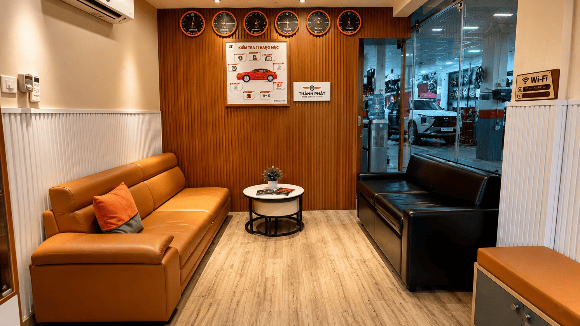Khu vực ghế sofa giúp khách hàng thư giãn và nghỉ ngơi trong lúc chờ xe làm dịch vụ.
