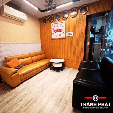 Không phải ai thay lốp cũng muốn ngồi đợi ngoài nắng cả một tiếng đồng hồ