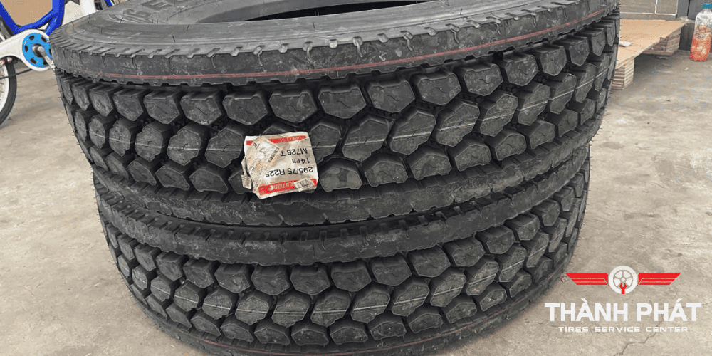 Lốp Bridgestone M726 cho xe đầu kéo và xe container