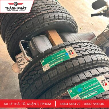 Giao ngay 4 quả Bridgestone Dueler A/T 002 255/65R18 cho anh khách Ford Ranger