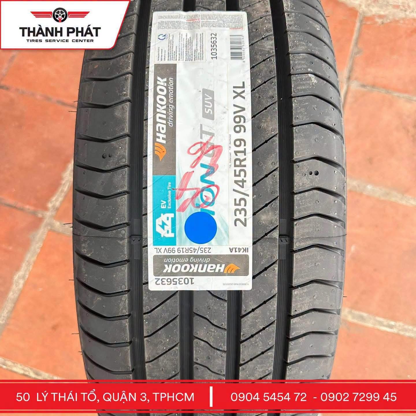 Khách đang tìm lốp 235/45R19 cho VinFast VF6 Plus, muốn biết Hankook iON có phù hợp không, điểm mạnh của dòng iON và địa chỉ mua/thay lốp tại TP.HCM.
