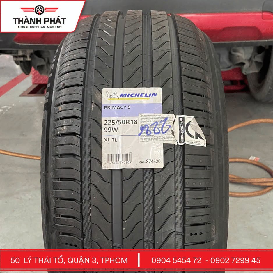 Thiết kế gai chống ồn và thông số lốp Michelin Primacy 5 225/50R18.